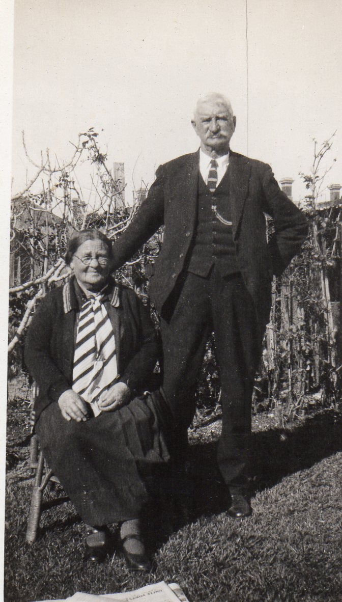 Photo of photos/Kenneth McLennan (bn 1862) & Nancy ca1940s